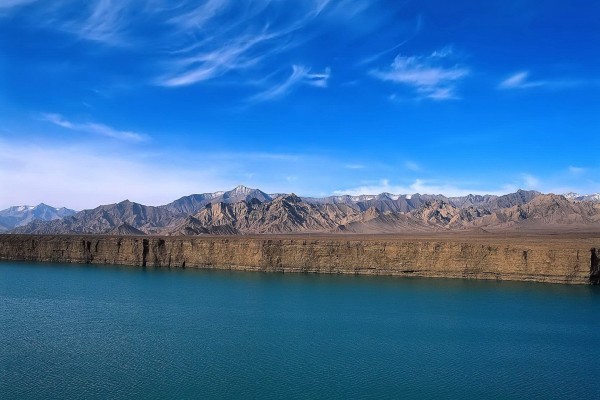 Acantilados y montañas vistos desde el mar