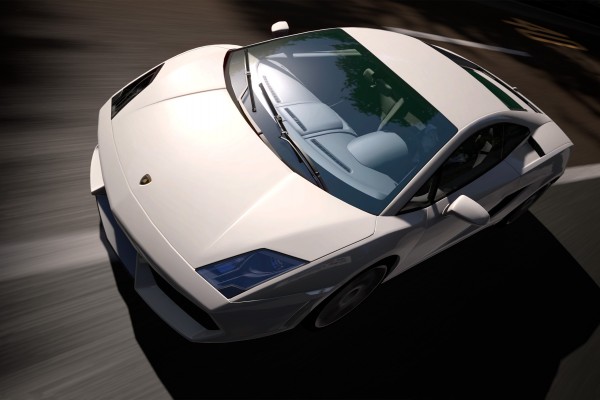 Un Lamborghini blanco en la carretera