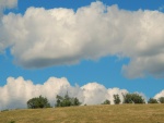 Campo bajo un cielo con nubes