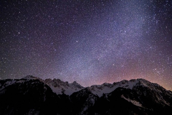 Cielo cubierto de estrellas sobre las montañas