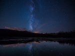 Vía Láctea reflejada en un lago
