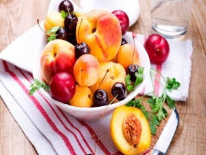 Delicioso plato de frutas frescas para comer en familia