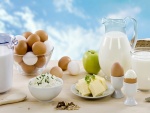 Productos lácteos, huevos, manzana y cereales para un desayuno nutritivo