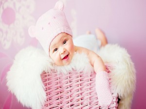 Hermoso bebé en una cesta
