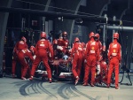 Mecánicos de Ferrari durante un pit stop de Fernando Alonso