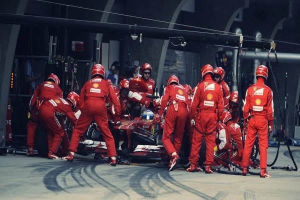 Mecánicos de Ferrari durante un pit stop de Fernando Alonso