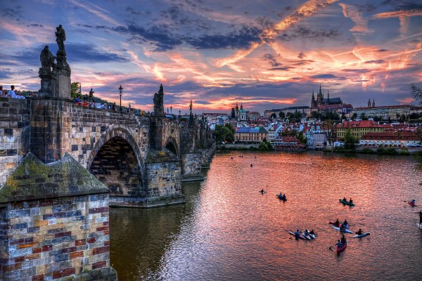 Piragüas bajo el puente Carlos (Praga)