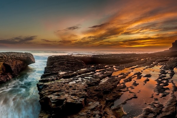 Hermosa costa vista al amanecer