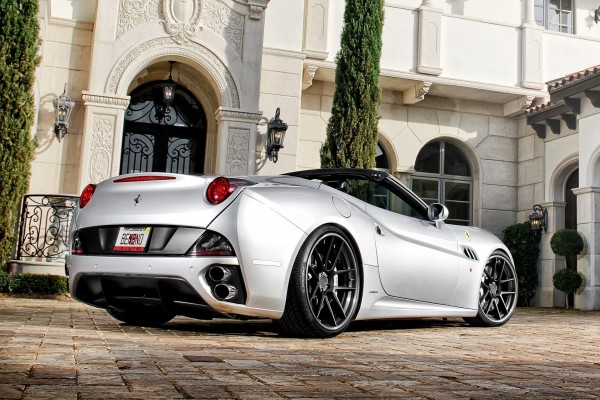 Un bonito Ferrari de color gris