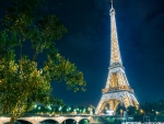 Torre Eiffel iluminada en una noche estrellada