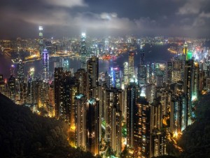 Postal: Hong Kong iluminada en la noche