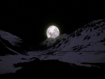 Gran luna tras las montañas