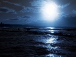 Luna iluminando el mar