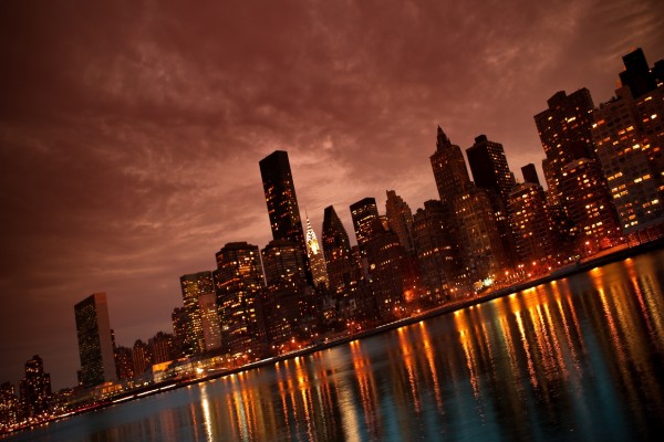Luces de Nueva York reflejadas en el agua