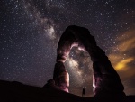 Contemplando la Vía Láctea bajo un arco de roca