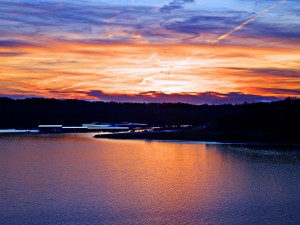 Cielo al amanecer sobre un lago