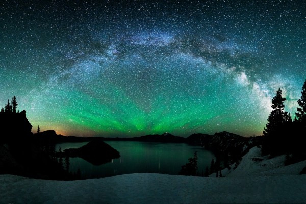 Aurora boreal y la Vía Láctea