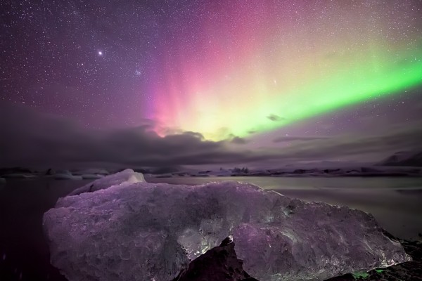 Aurora boreal sobre un paraje helado