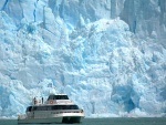 Embarcación contemplando el glaciar Spegazzini (Patagonia argentina)