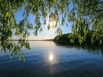 El sol reflejado en el lago