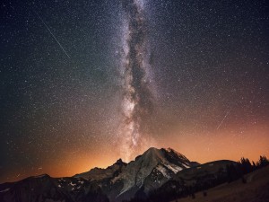 Vista de la Vía Láctea sobre unas montañas