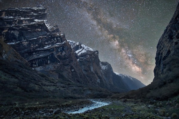 La Vía Láctea sobre un río y montañas