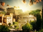 Sol brillando sobre el Coliseo de Roma