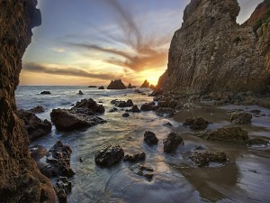 Amanecer tras las rocas marinas