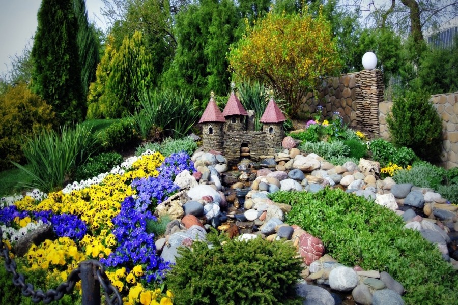 Castillo de piedra en el jardín