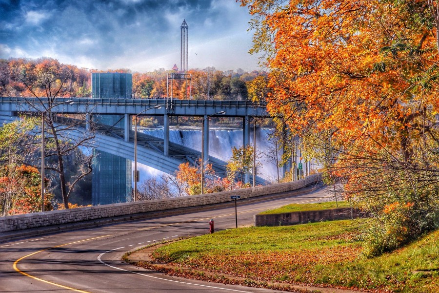 Puente junto a las cataratas del Niágara (Ontario, Canadá)