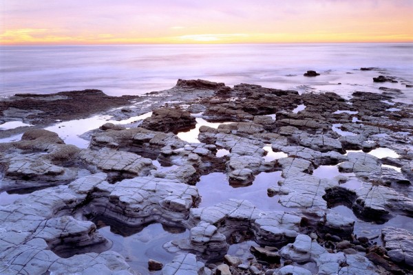 Agua estancada entre las rocas