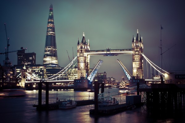 Puente de la Torre iluminado (Londres)
