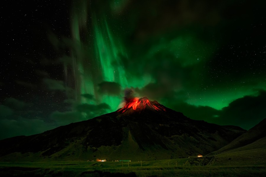 Aurora boreal sobre un volcán en erupción
