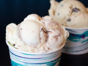 Dos tarrinas con rico helado