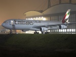 Avión de Emirates junto al hangar