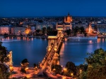 Puente de las Cadenas iluminado (Budapest, Hungría)