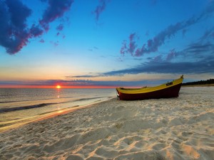 Postal: Barca en la playa al amanecer