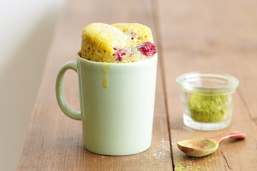 Mug cake con frambuesas y té matcha
