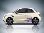 Audi A1 ABT de color blanco con flores púrpura