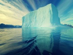 Gran iceberg reflejado en el agua