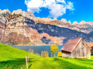 Postal: Cabaña con vistas al lago y las montañas