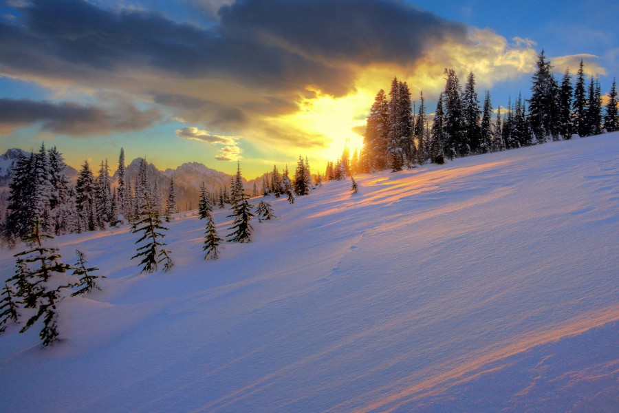 Amanece sobre una colina nevada