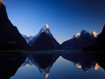Montañas reflejadas en el lago