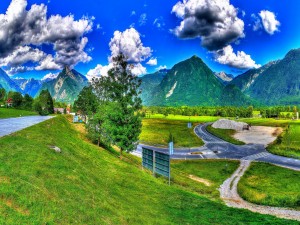 Carretera entre montañas verdes