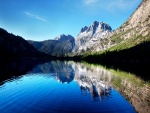 El reflejo de unas montañas en el lago