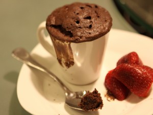 Mug cake de chocolate acompañado de unas fresas