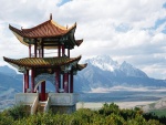 Pagoda China frente a las montañas