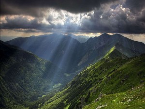 Postal: Rayos de sol iluminando las montañas