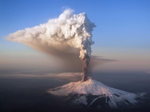 El volcán Etna echando humo