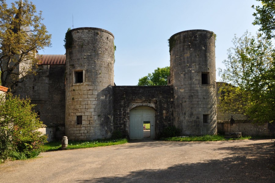 Las torres de entrada al castillo de Germolles